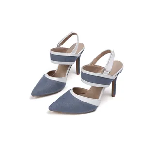 Sandalias de tacón de aguja de denim con punta fina, ribete de charol blanco y correa
