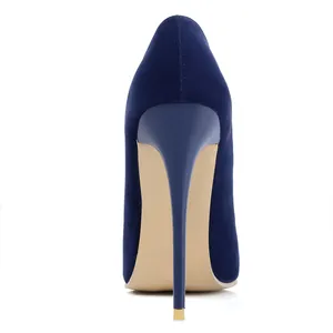 Vista trasera detallada de un zapato de tacón stiletto azul marino