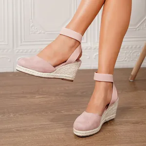 Elegantes sandalias de esparto rosas con cuña y cómodas correas elásticas al tobillo