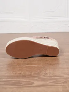 Detaillierte Nahaufnahme der rutschfesten Gummisohle dieser rosa Espadrilles-Keilsandalen