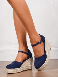 Detailansicht der dunkelblauen Espadrilles-Keilsandalen mit Knöchelriemen