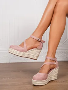 Nahaufnahme rosa Wildleder-Keilsandalen mit Espadrille-Plateau und Knöchelriemen-Verschluss