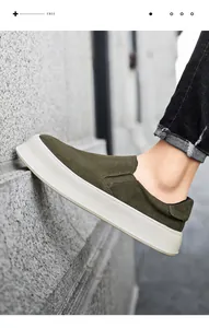 Nahaufnahme von olivgrünen Herren-Slipper-Schuhen aus Wildleder mit dicker weißer Plateausohle