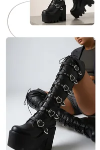 Vue détaillée de bottes cuissardes gothiques avec talons compensés et boucles en forme de cœur