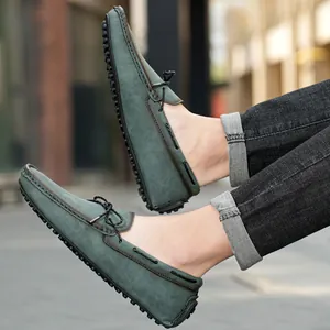 Mocassins élégants pour hommes en nubuck bleu-vert dans un cadre urbain décontracté