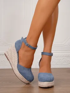 Elegantes sandalias de cuña de ante azul con suela de yute trenzado y correa al tobillo
