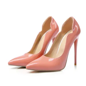Elegantes tacones de aguja de charol rosa con un diseño único de bordes ondulados.