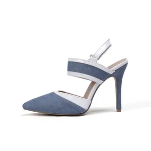 Vista lateral de tacones slingback de punta en denim con detalles en blanco