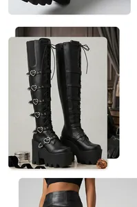 Vue détaillée de bottes compensées noires punk avec boucles en cœur