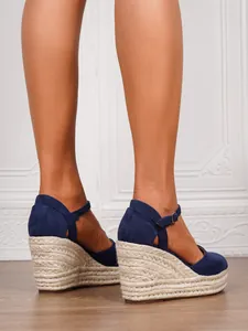 Marineblaue Wildleder-Keilsandaletten mit eleganter Jute-Plateausohle im Detail