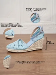 Vista detallada de sandalias de cuña en ganchillo azul claro con tacón paja 8cm.