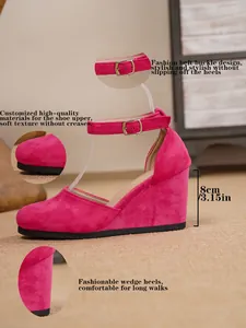 Detailansicht der pinkfarbenen Wildleder-Keilsandalen mit verstellbarem Knöchelriemen