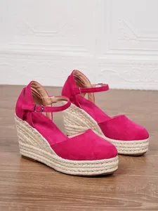 Nahaufnahme-Detail der magentafarbenen Espadrilles-Keilsandaletten mit geflochtener Hanfsohle
