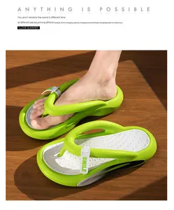 Detailansicht von grünen EVA-Flip-Flops mit dicken Sohlen und SMILE-Riemendetail.