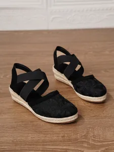 Elegantes sandalias de esparto con cuña negras con bordado floral y correas elásticas