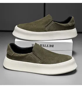 Detailansicht der olivgrünen Wildleder-Slipper für Herren mit dicker weißer Sohle