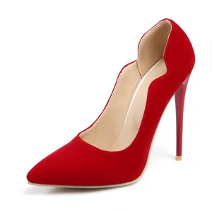 Elegantes tacones altos de ante rojo con punta fina y diseño de borde festoneado para mujer.