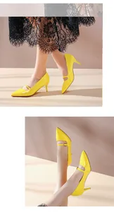 Détail de chaussures Mary Jane jaunes à talons de chaton et bouts pointus élégants.