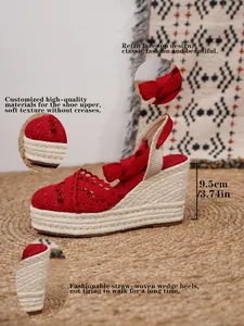 Sandalias de cuña rojas con plataforma de paja de 9,5 cm y detalles de primer plano