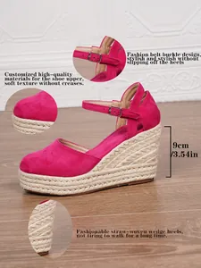 Detailansicht der rosa Espadrille-Keilsandalen mit 9 cm Absatz und geflochtener Strohsohle