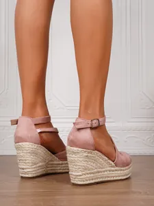Nahaufnahme von rosa Espadrilles-Sandalen mit Keilabsatz aus Hanf und Knöchelriemen
