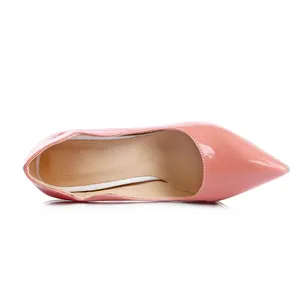 Vista superior de elegantes zapatos de salón en charol rosa de punta fina con plantilla beige