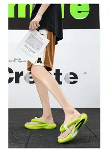 Detailansicht von limettengrünen EVA-Flip-Flops mit SMILE-Logo für den Sommer