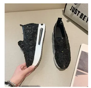 Detailansicht der schwarzen Slipper aus Spitze mit versteckter Keilsohle.
