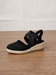 Elegantes sandalias de cuña tipo alpargata de encaje negro con tiras elásticas de verano