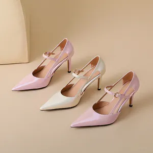 Elegantes tacones de aguja en rosa y crema nacarado con correa fina en el tobillo