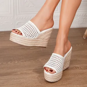 Sandalias de cuña con plataforma tejidas blancas y suelas de alpargata envueltas en paja