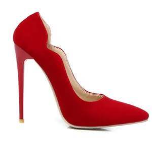 Perfil de elegantes tacones de aguja en gamuza roja con punta afilada y bordes ondulados