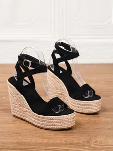 Elegantes sandalias de cuña tipo esparto negras con plataforma de cuerda y hebilla