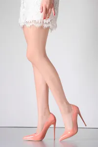 Elegantes zapatos de tacón de aguja en charol rosa coral con punta fina en modelo
