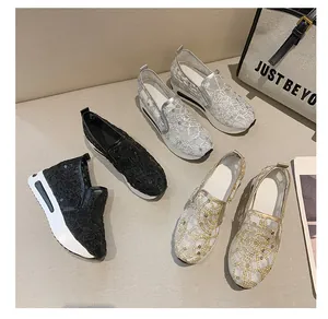 Modische Damen-Plateau-Slipper aus Spitze mit Keilabsatz in Schwarz, Gold und Silber.