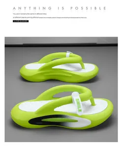 Detaillierte Seitenansicht bequemer grün-weißer EVA-Flip-Flops mit dekorativem SMILE-Schild