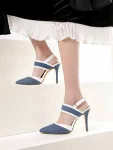 Vista detallada de elegantes tacones de aguja en denim para mujer en escalones blancos