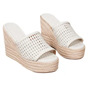 Elegantes sandalias de cuña tipo alpargata tejidas en blanco para mujer