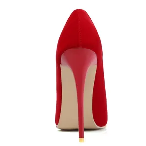 Vista trasera detallada de elegantes zapatos de tacón de aguja rojos en ante suave