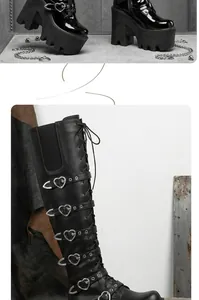 Détail de bottes gothiques à plateforme avec boucles en forme de cœur et lacets.