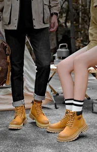 Bottes de travail classiques en cuir jaune pour couples dans une scène de camping en plein air
