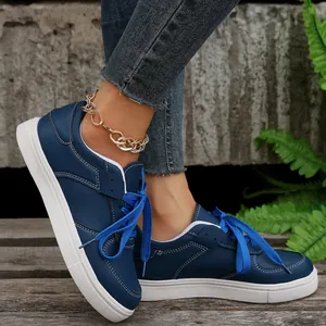 Navyblaue Damen-Sneaker mit leuchtend blauen Schnürsenkeln und Gliederkette