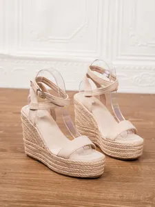 Sandalias de cuña beige con plataforma de paja trenzada y correa en el tobillo