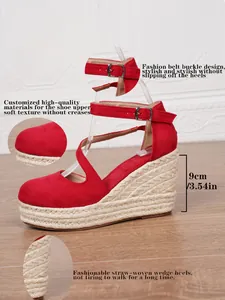 Detail von roten Wildleder-Espadrilles-Wedges mit 9 cm Absatz und Schnallenriemen