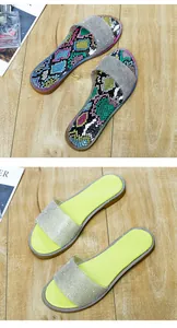 Detailweergave van stijlvolle strass sandalen en platte strandslippers voor dames