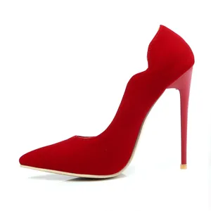 Elegantes salones de ante rojo con borde festoneado y punta fina vista detall.