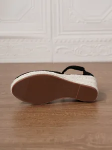 Primer plano de la suela de goma antideslizante de las sandalias de cuña de paja trenzada