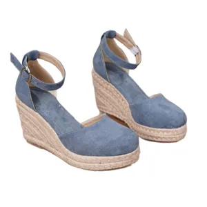 Sandalias de cuña azules con puntera cerrada, plataforma de esparto y correa