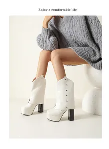 Elegantes botas blancas con plataforma, tacón negro grueso y tachuelas de metal decorativas.