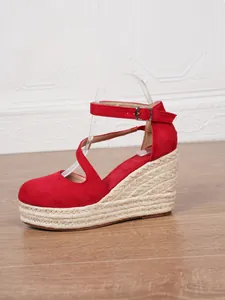 Rote Keilsandalette mit geschlossener Zehenpartie und Plateausohle aus Jute gefertigt.